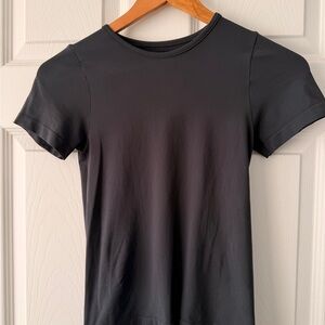 SKIMS SOFT SMOOTHING SEAMLESS
T-SHIRT CYPRESS